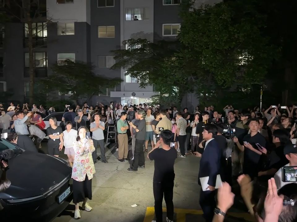전국동시지방선거일인 3일 오후 투표용지 부족 문제가 발생한 서울 송파구 우성아파트 내 잠실7동 제2투표소 앞에서 투표함 반출을 막으려는 인파가 몰려 있다. 한찬우 기자