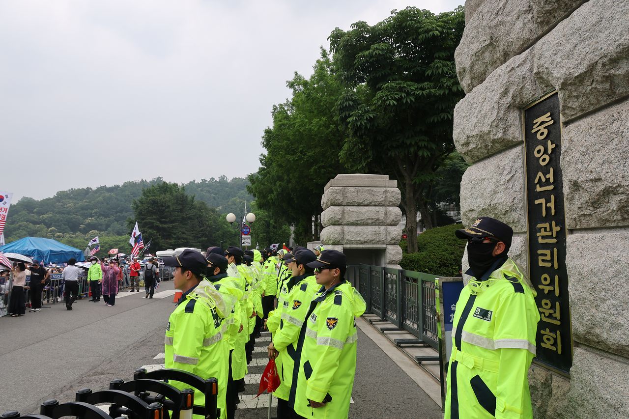 4일 경기 과천 중앙선거관리위원회 앞에서 집회 중인 보수 성향 단체의 지선 투표용지 부족 사태 비판 돌발 항의에 대비해 경찰 병력이 경계 근무를 하고 있다. 연합뉴스