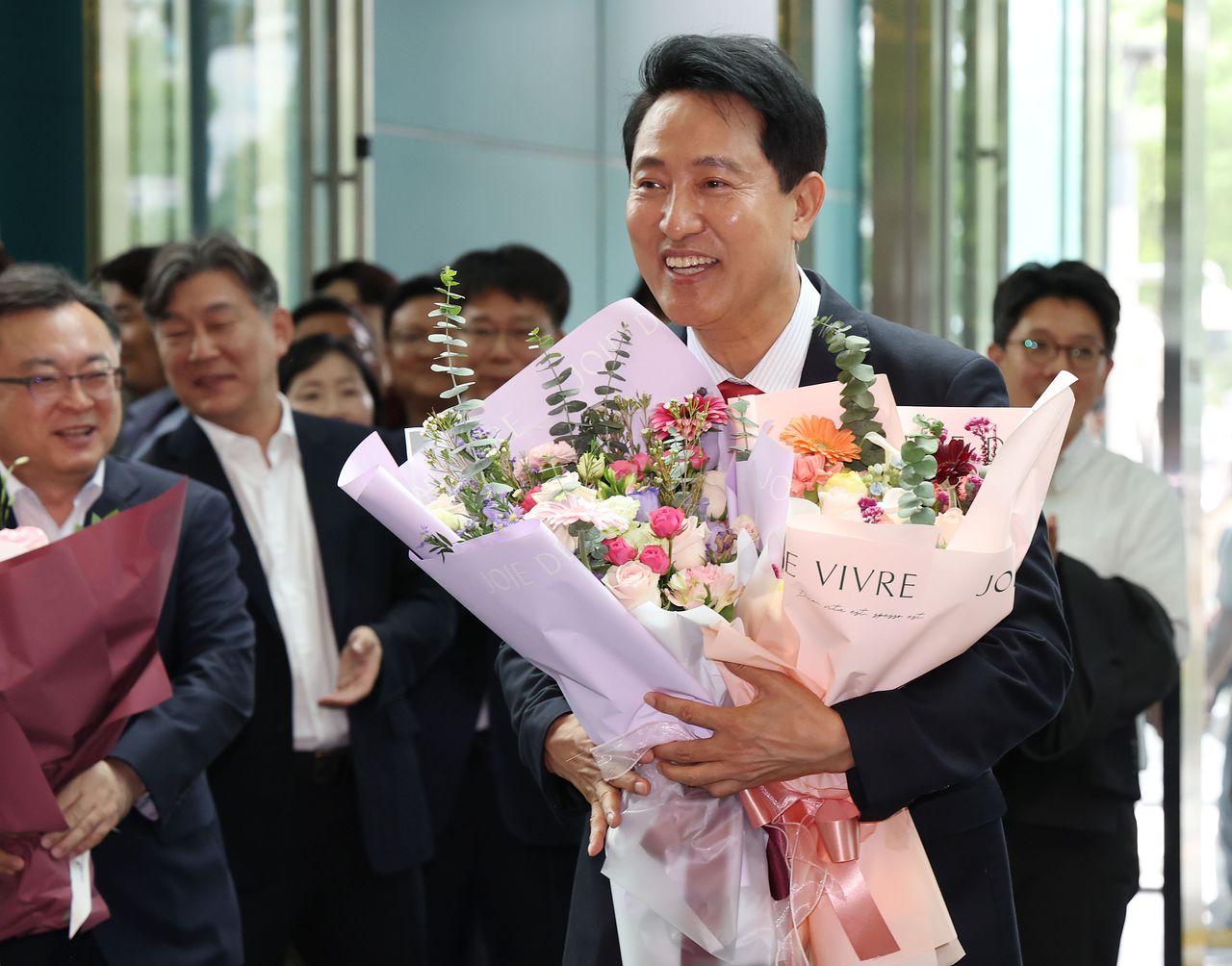 오세훈 서울특별시장 당선인이 4일 서울시청에서 직원들에게 꽃다발을 받고 있다. 뉴시스