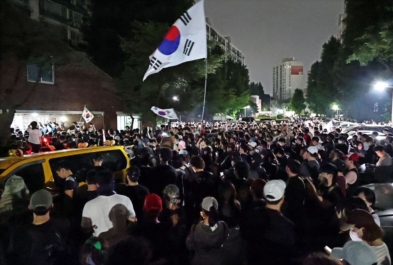 4일 제9회 전국동시지방선거 및 국회의원 재·보궐선거 투표용지 부족으로 투표 시간이 오후 10시까지 연장됐던 서울 송파구 잠실7동 제2투표소 앞에서 시민들이 항의하며 구호를 외치고 있다.연합뉴스