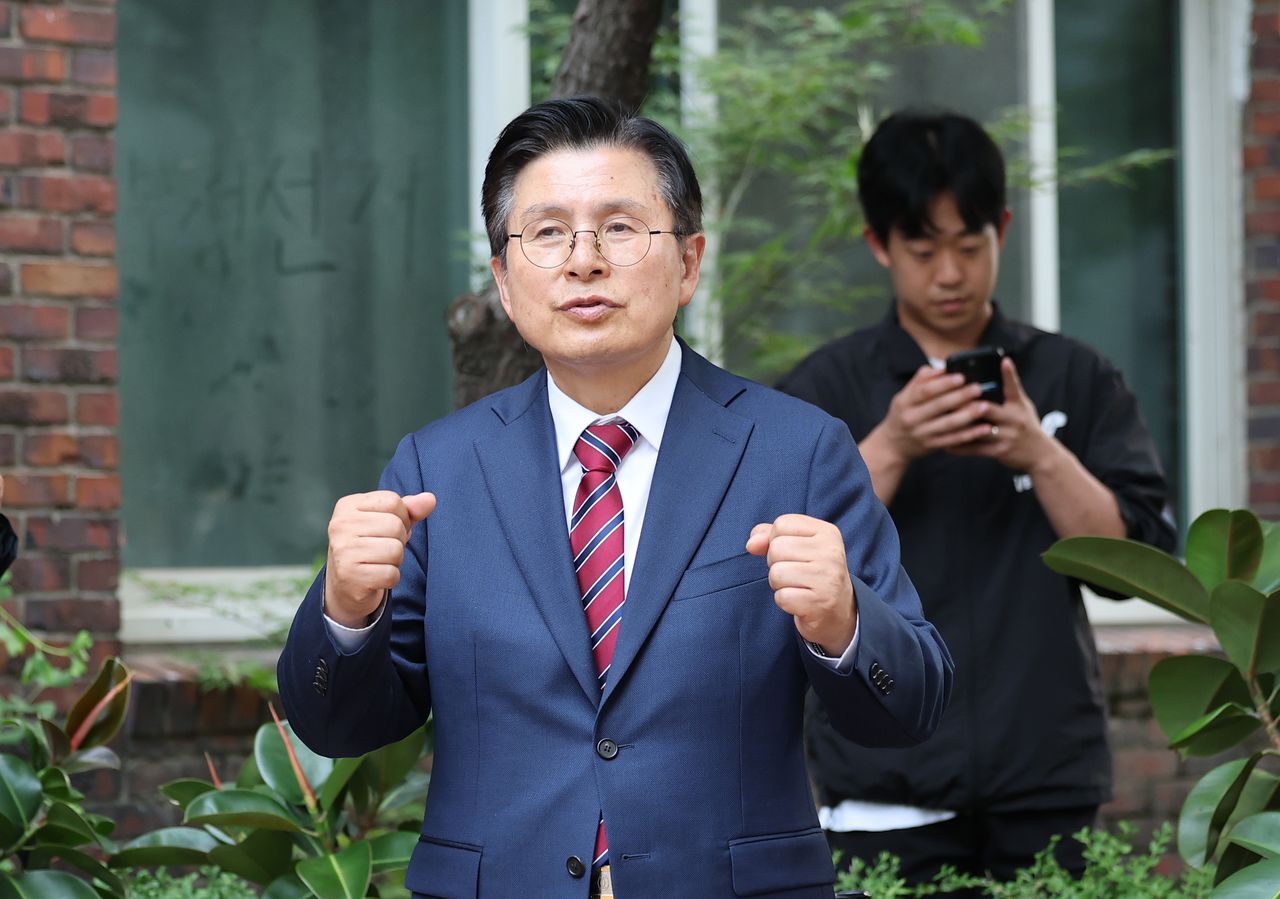 황교안 자유와혁신 대표가 제9회 전국동시지방선거 및 국회의원 재·보궐선거 본투표일에 투표용지 부족 사태가 발생한 서울 송파구 잠실7동 제2투표소 앞에서 4일 구호를 외치고 있다. 뉴스1