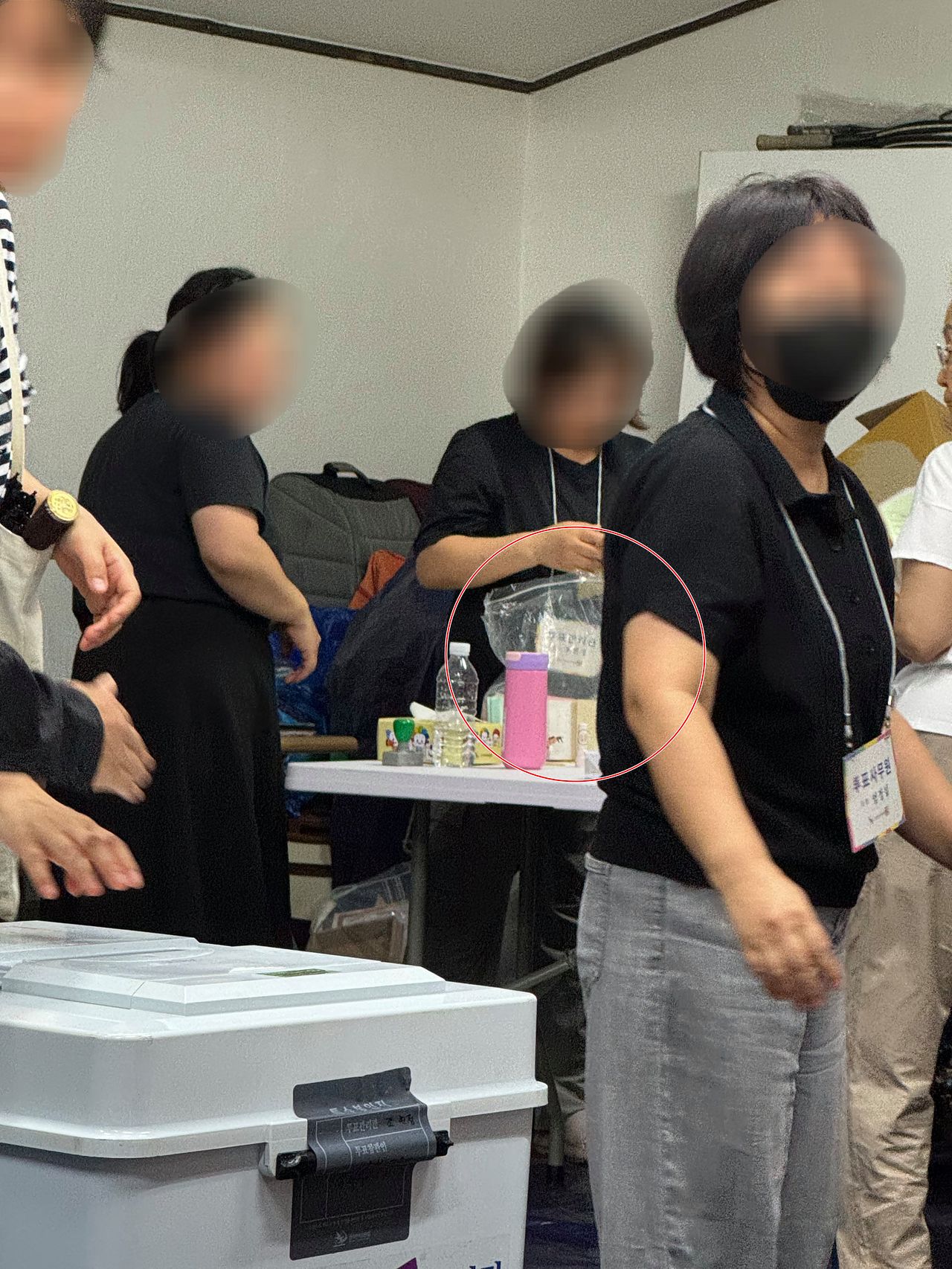 투표용지가 부족해지자 각 지역별 선관위에서 지퍼백에 담긴 투표용지를 투표소로 전달해 투표가 재개됐다. 지퍼백에 담긴 투표용지를 꺼내고 있는 선거 사무원들. 사진 국민의힘 서울시당