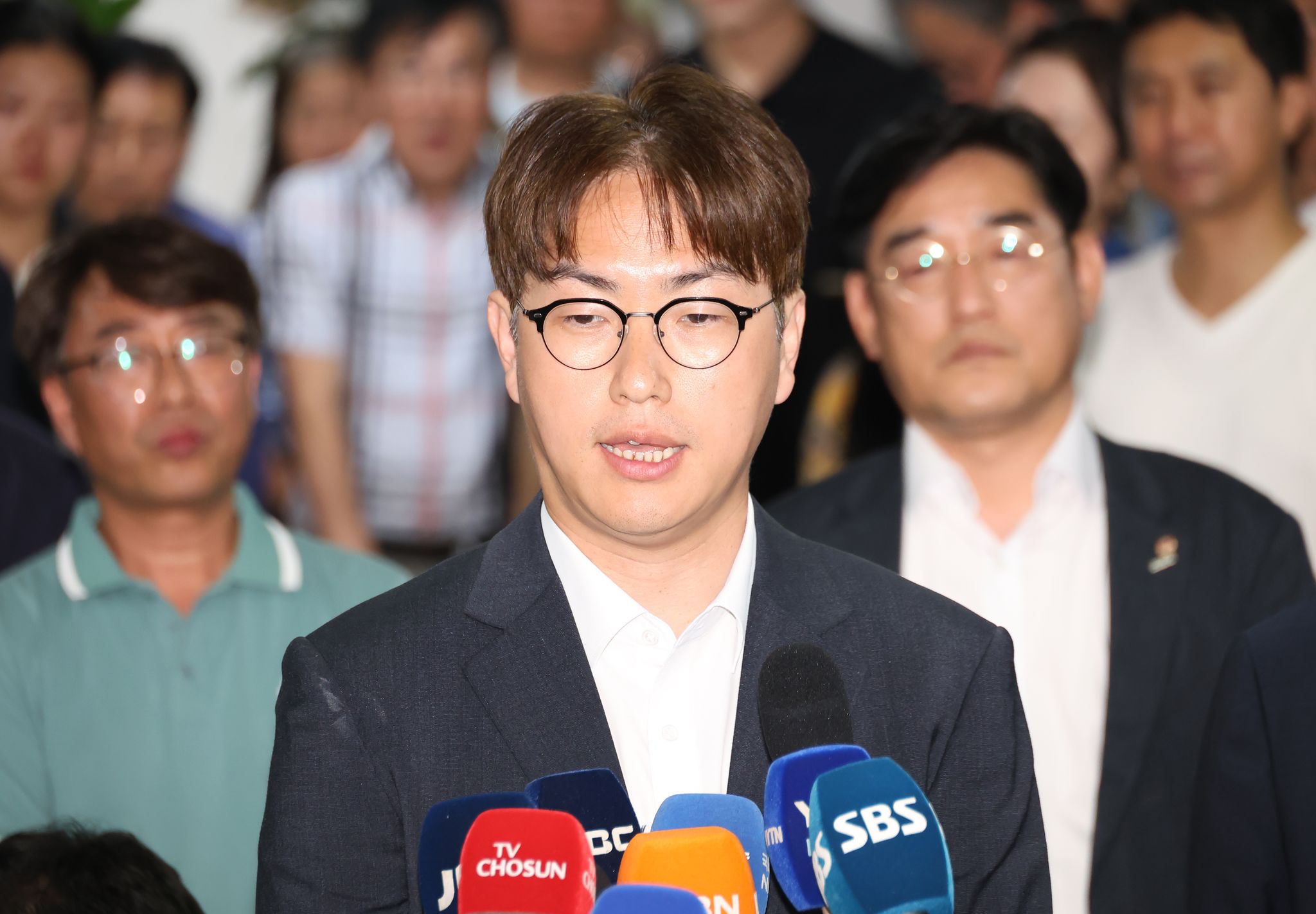 하정우 부산 북갑 더불어민주당 국회의원 보궐선거 후보가 4일 부산 북구 선거사무소에서 패배를 인정하는 입장을 밝히고 있다. 연합뉴스