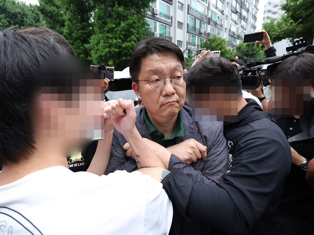 김범진 서울시선관위 사무처장이 4일 서울 송파구 잠실7동 제2투표소로 들어가려다 투표함 반출을 막는 시민들의 제지를 받고 있다.   연합뉴스
