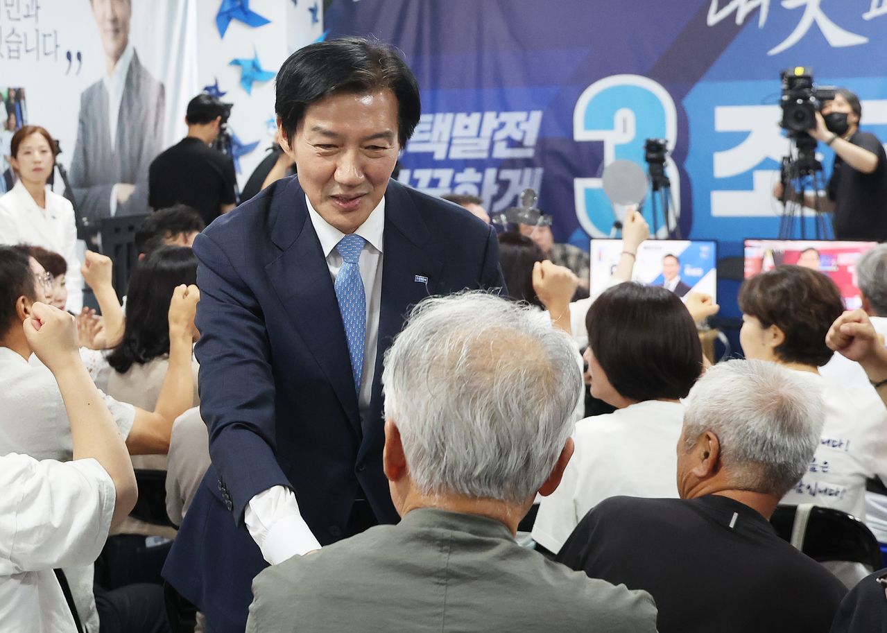 경기 평택을 국회의원 재선거에 출마한 조국혁신당 조국 후보가 3일 경기도 평택시 선거사무소를 찾아 지지자들에게 인사하고 있다. 연합뉴스