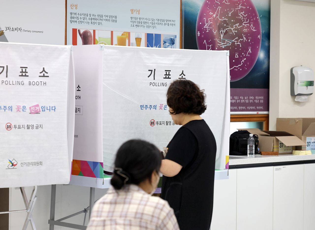 6·3 지방선거 및 국회의원 재·보궐선거일인 3일 울산 남구의 한 초등학교 과학실에 마련된 삼호동 제4투표소에서 유권자들이 차례로 투표권을 행사하고 있다. 연합뉴스