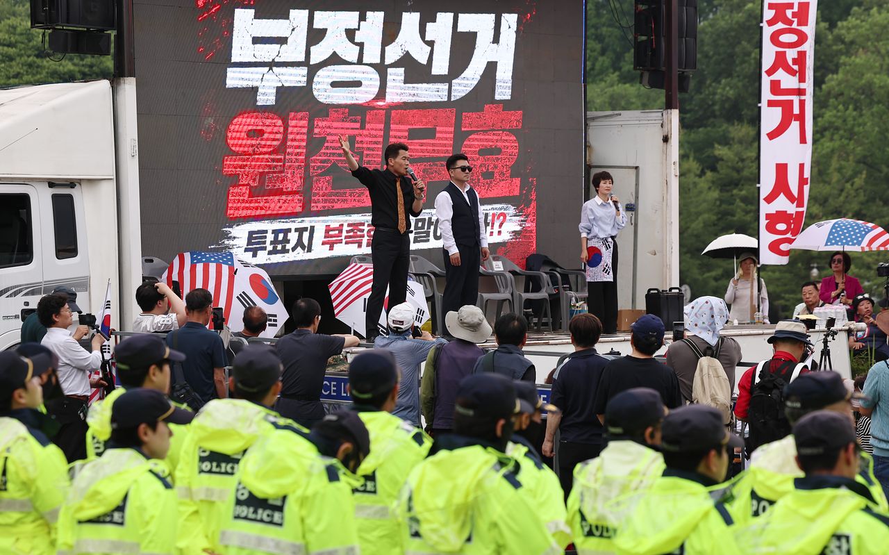 한국사 강사 출신 보수성향 유튜버인 전한길 씨가 4일 경기 과천시 중앙선거관리위원회 앞에서 제9회 전국동시지방선거 투표용지 부족 사태를 규탄하는 구호를 외치고 있다. 뉴스1