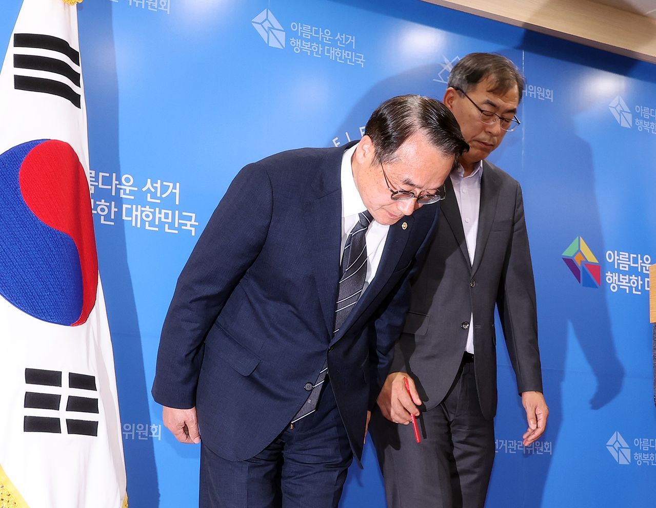 허철훈 중앙선거관리위원회 사무총장과 윤재수 선거정책실장은 지난 3일 투표용지 부족 사태에 대해 대국민 사과를 했지만, 여야 모두 단순한 사과로 끝날 일이 아니라며 진상규명을 요구하고 있다. 뉴스1