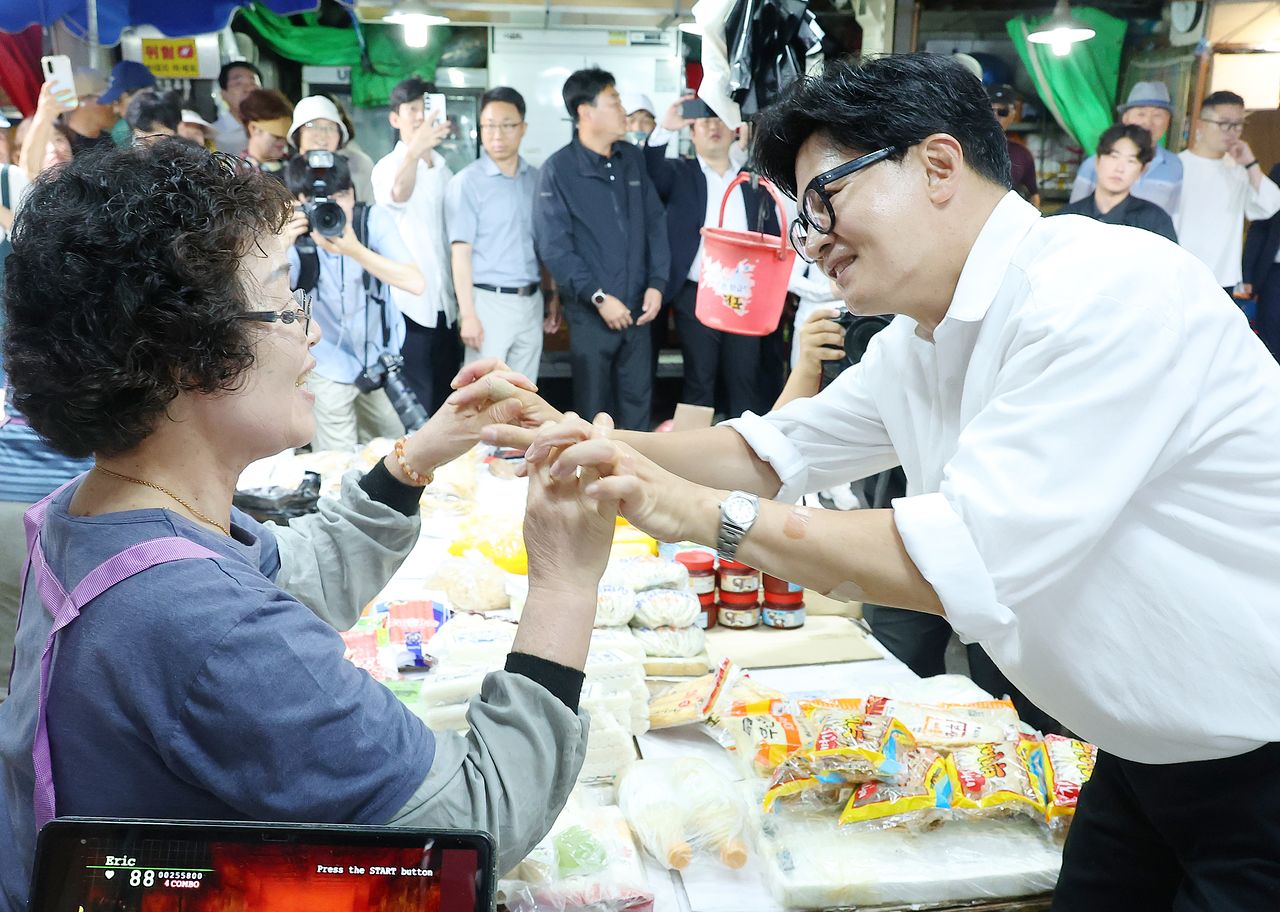 무소속 한동훈 부산 북갑 국회의원 보궐선거 당선인이 4일 부산 북구 구포시장을 찾아 시민들에게 당선 감사의 인사를 하고 있다. 연합뉴스