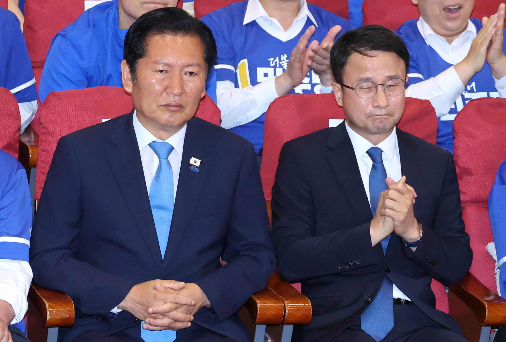 더불어민주당 정청래 총괄상임선거대책위원장(왼쪽)과 한병도 공동상임선대위원장이 3일 국회 의원회관에 에서 제9회 전국동시지방선거 개표상황실에서 출구조사 결과 발표를 지켜보고 있다. 임현동 기자
