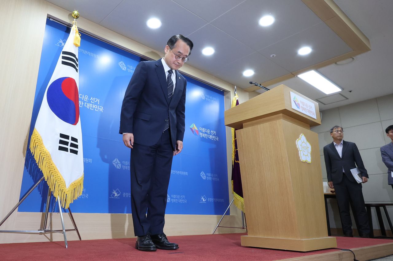 허철훈 중앙선거관리위원회 사무총장이 6·3 지방선거 본투표가 실시된 3일 경기 과천 중앙선관위원회에서 서울 송파구 등 일부 투표소에서 벌어진 투표용지 부족 사태와 관련해 대국민 사과를 하고 있다.   앞서 서울 송파구 잠실2동 제6투표소와 가락2동 제3투표소 등을 비롯한 일부 투표소에서는 준비된 투표용지가 부족해 유권자들이 장시간 대기하는 혼선이 빚어졌다. 뉴스1
