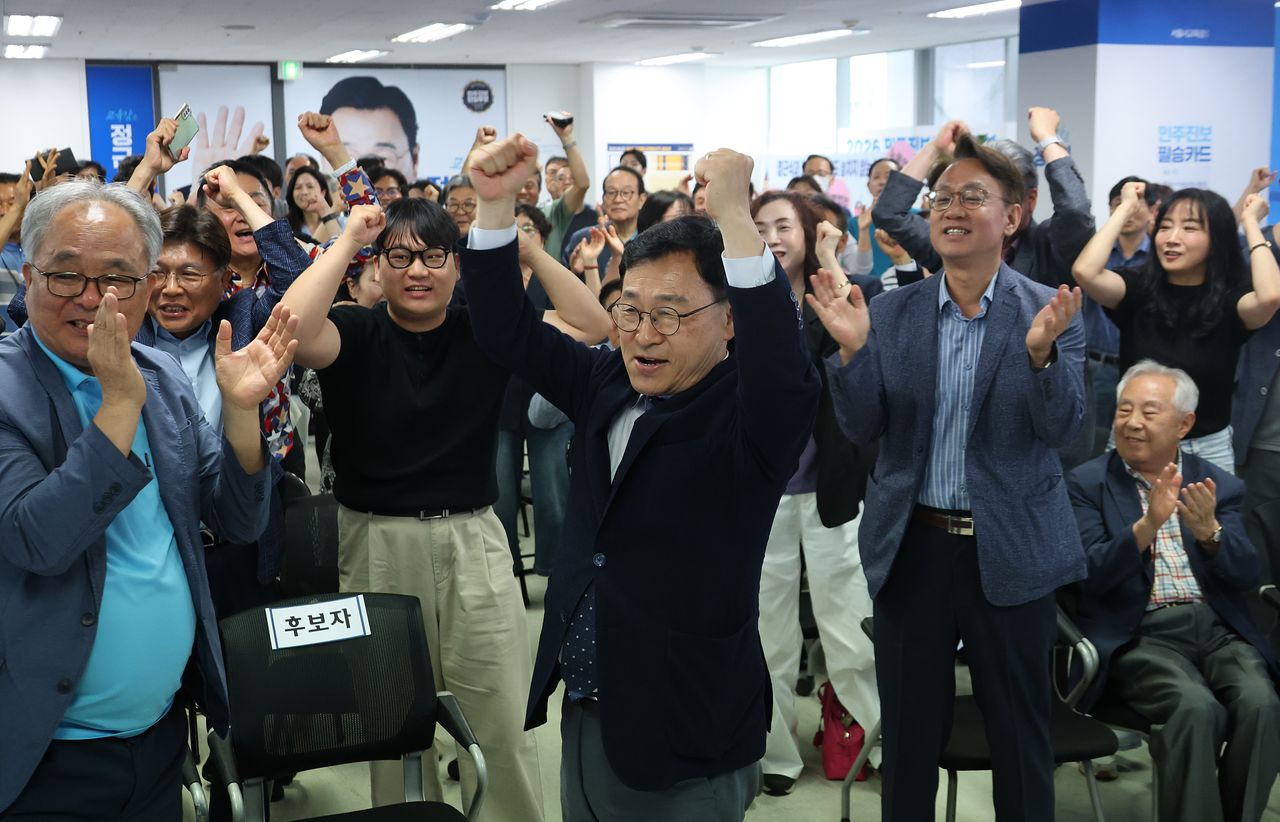 제9회 전국동시지방선거가 치러진 3일 정근식 서울시 교육감 후보가 서울 종로구 안국동 본인의 선거 사무실에서 투표 출구조사 결과 방송을 시청하며 환호하고 있다. 연합뉴스