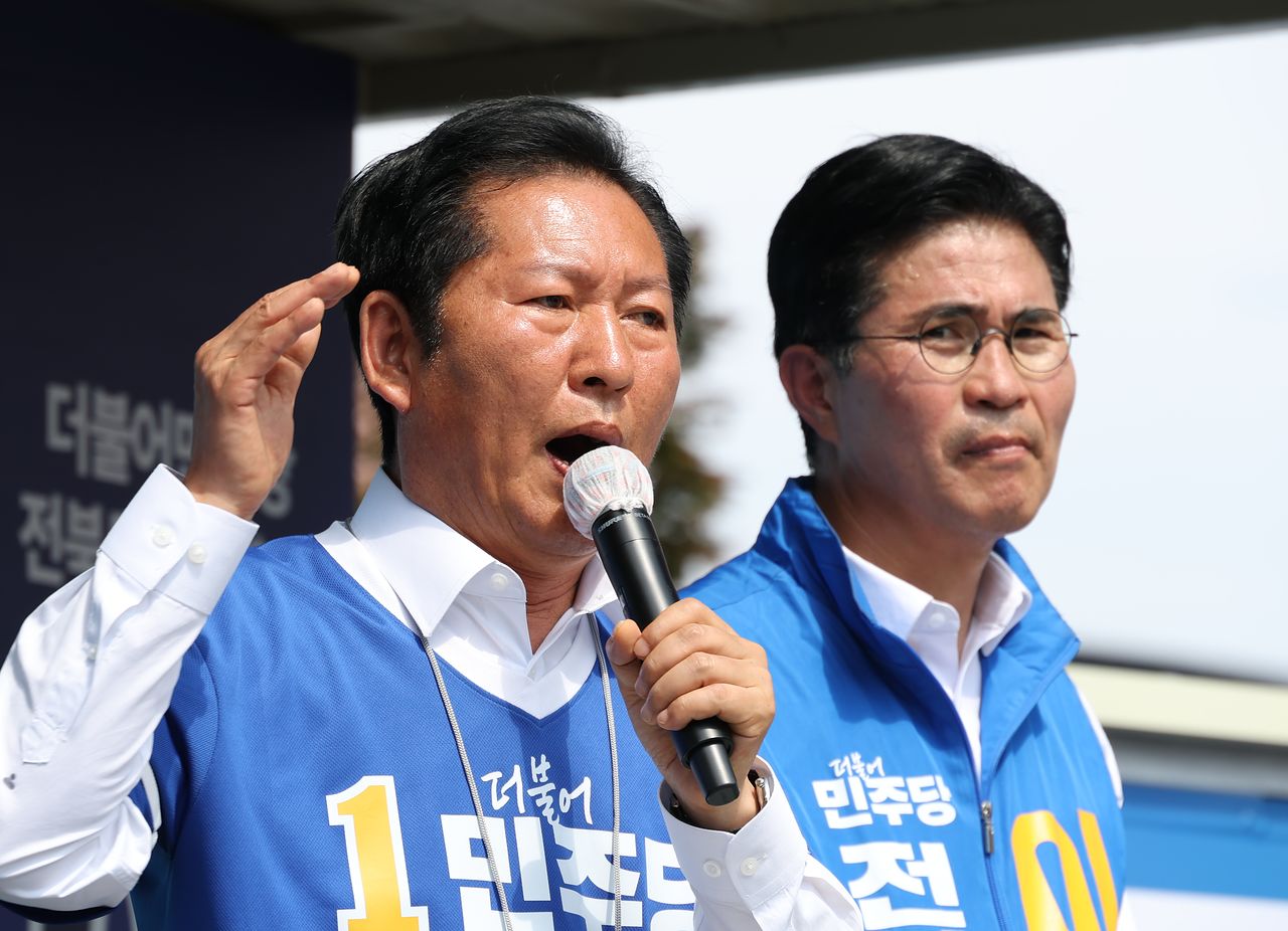 더불어민주당 정청래 총괄상임선대위원장이 지난달 25일 전북 전주시 금암동 전북대 옛 정문 앞에서 열린 유세에서 이원택 전북지사 후보(오른쪽)를 비롯한 전북 지역 후보들의 지지를 호소하고 있다. 연합뉴스