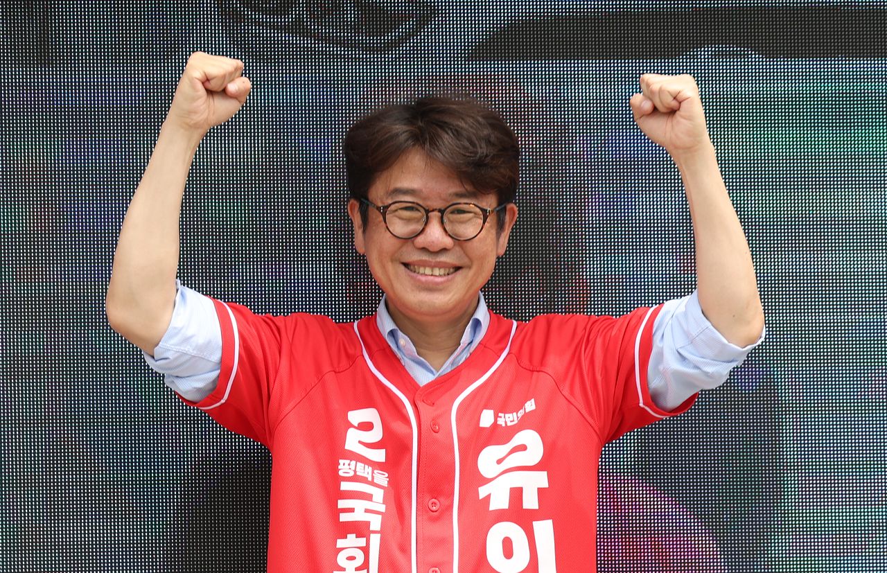 유의동 경기 팽택을 국회의원 당선인이 지난 1일 경기 평택시 안중읍 안중시장을 찾아 시민들에게 지지를 호소하고 있다. 뉴스1