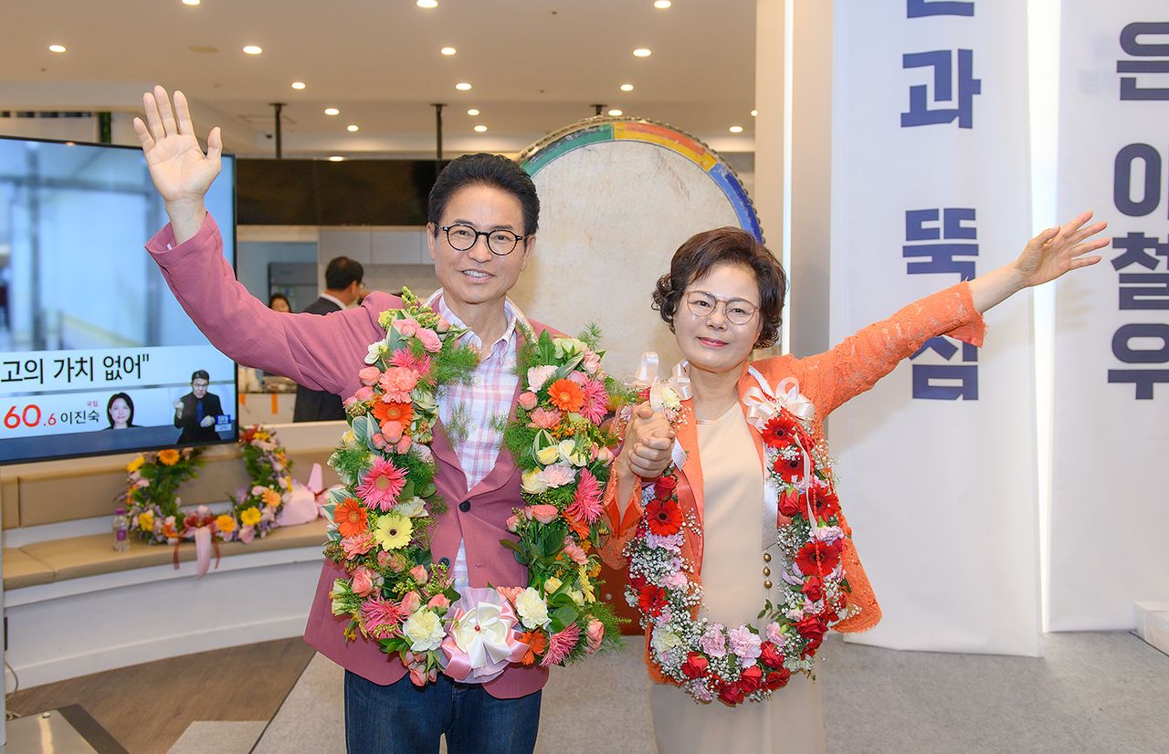 이철우 국민의힘 경북지사 후보(왼쪽)가 3일 당선이 확실시되자 꽃다발을 목에 걸고 있다. [사진 이철우 후보 캠프]