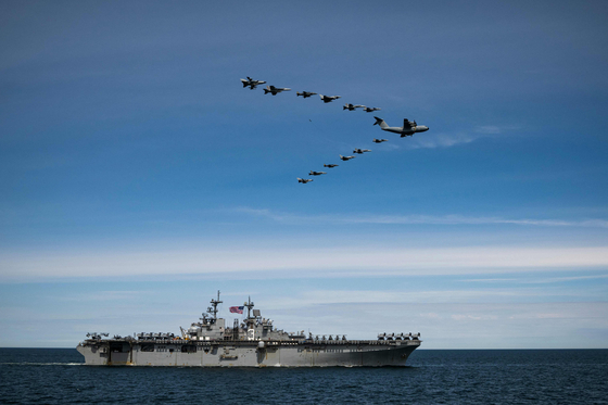 2022년 6월 북유럽 발트해에서 진행된 나토 합동군사훈련에서 편대를 형성한 나토 전투기들이 미 해군 강습상륙함 위를 지나고 있다. AFP=연합뉴스