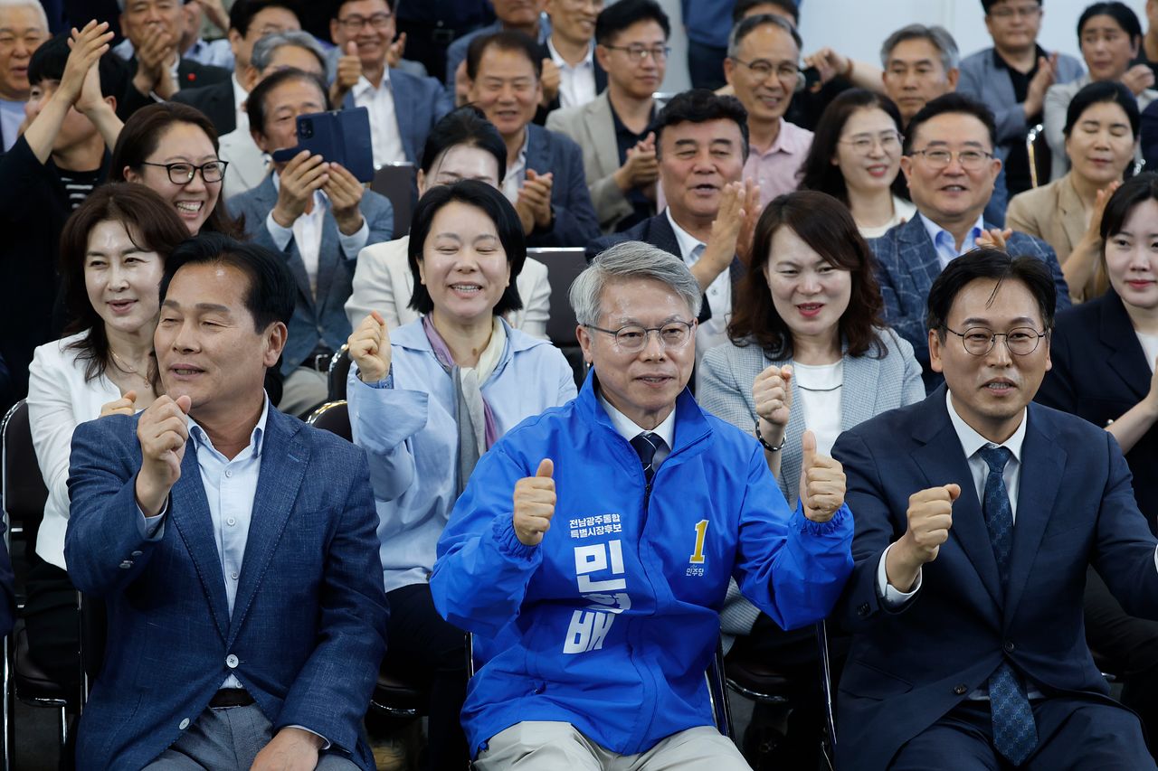 제9회 전국동시지방선거가 실시된 3일 오후 광주광역시 서구 민형배 더불어민주당 전남광주통합특별시장 후보 선거 사무소에서 민 후보와 캠프 관계자들이 출구조사 결과를 확인한 뒤 기뻐하고 있다. 뉴스1