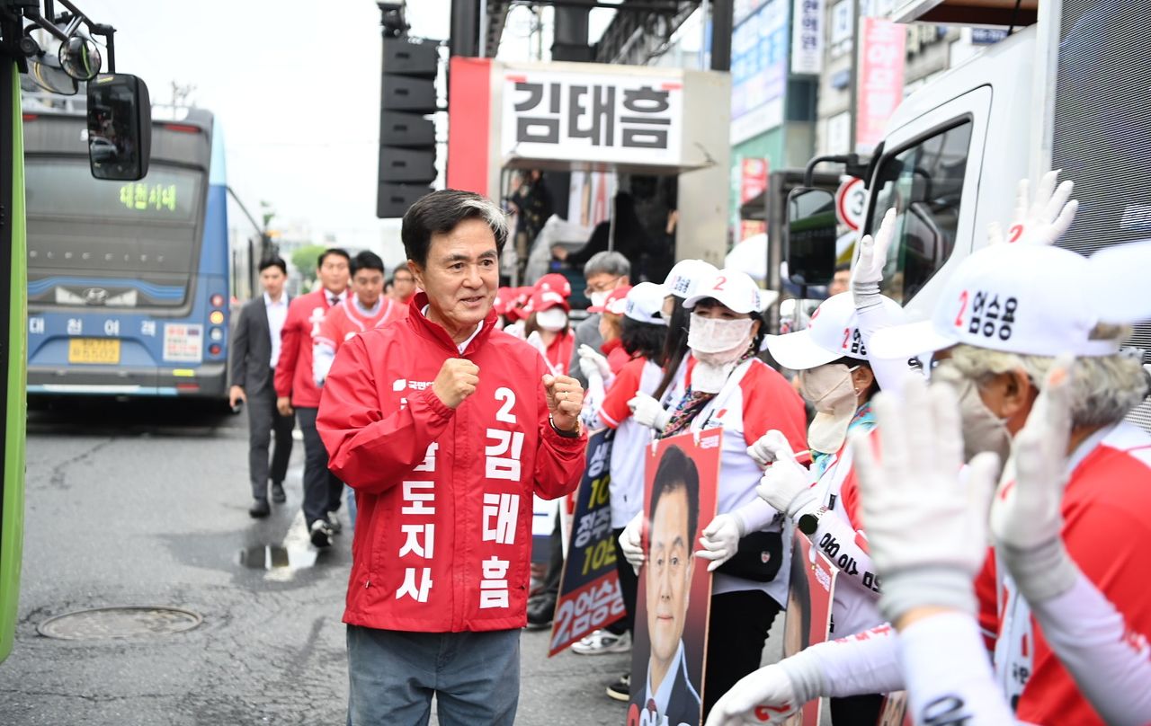 6.3지방선거에서 충남지사 후보로 출마했던 국민의힘 김태흠 충남지사가 고향인 보령을 찾아 지원 유세를 하고 있다. 김 지사는 낙선했지만 보령에서는 국힘 엄승용 후보가 당선됐다. [사진 김태흠 캠프]