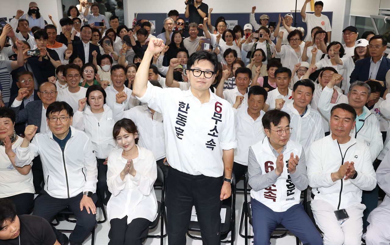 무소속 한동훈 의원이 3일 부산 북구 선거사무소에서 당선이 확실시되자 기뻐하고 있다. 송봉근 객원기자