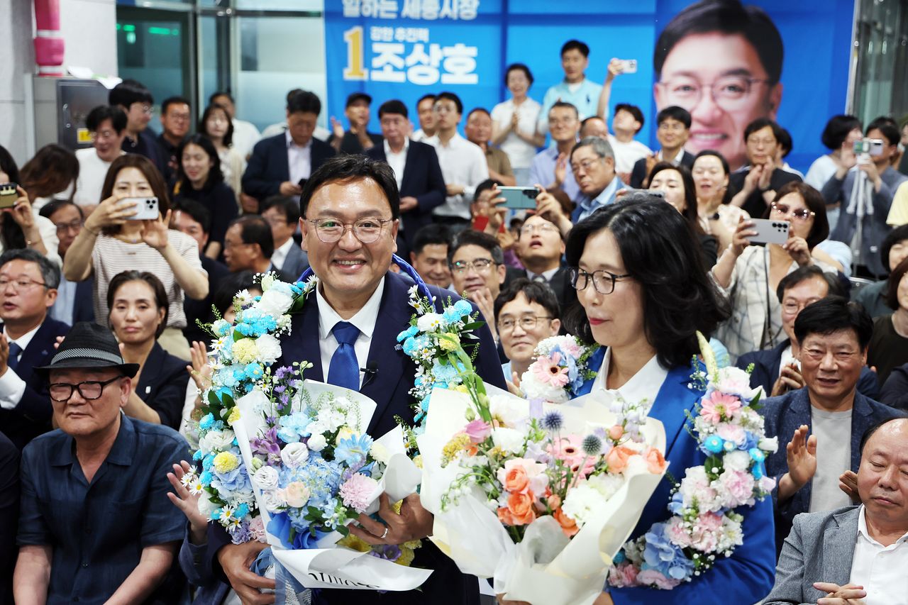 더불어민주당 조상호 당선인이 자신의 선거사무소에서 지지자들로부터 축하 꽃다발을 목에 걸고 기뻐하고 있다. 연합뉴스