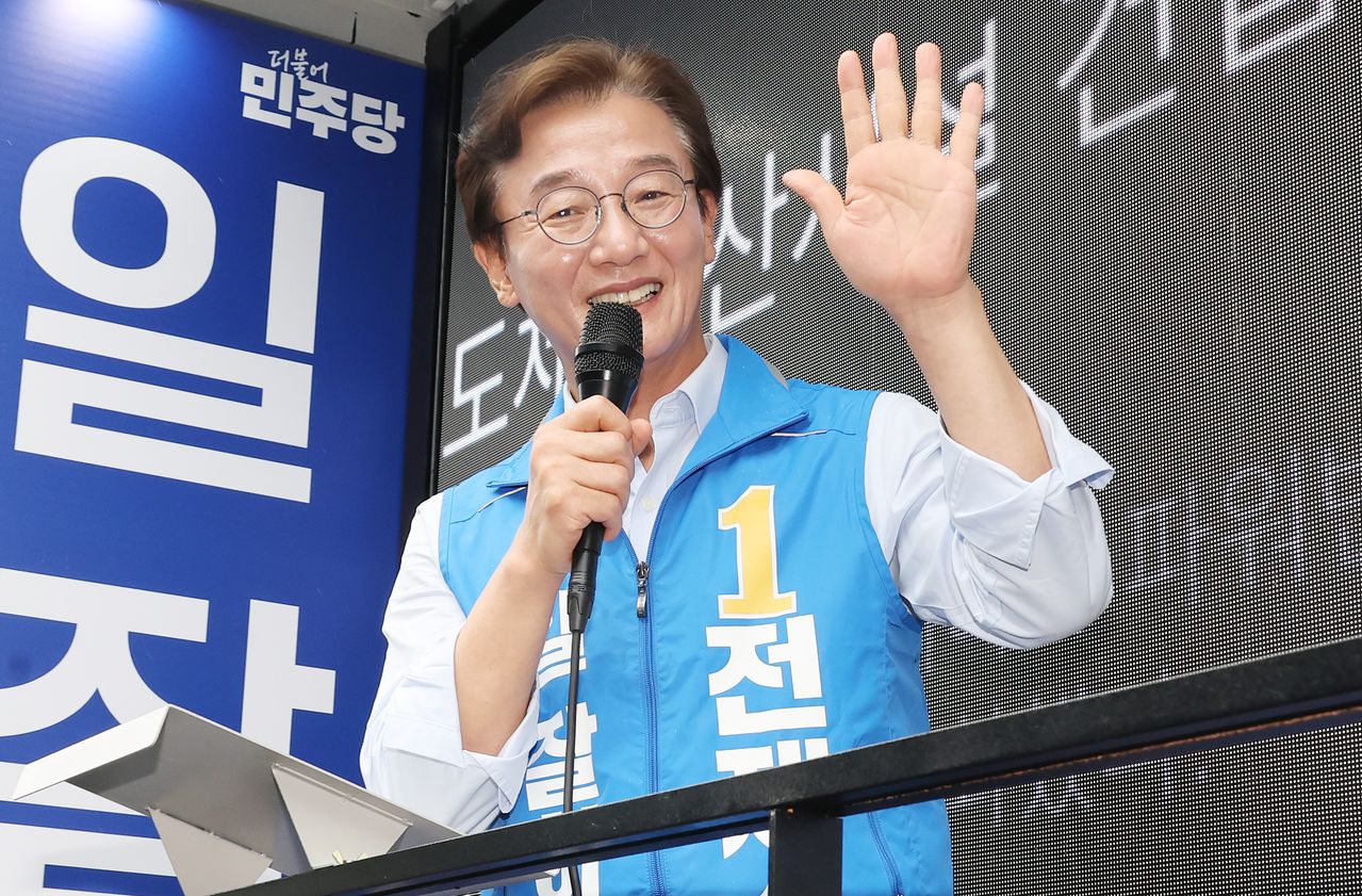 전재수 부산시장 당선인이 지난 2일 부산 중구 부평동 일대에서 지역주민들에게 인사하며 지지를 호소하고 있다. 송봉근 객원기자 