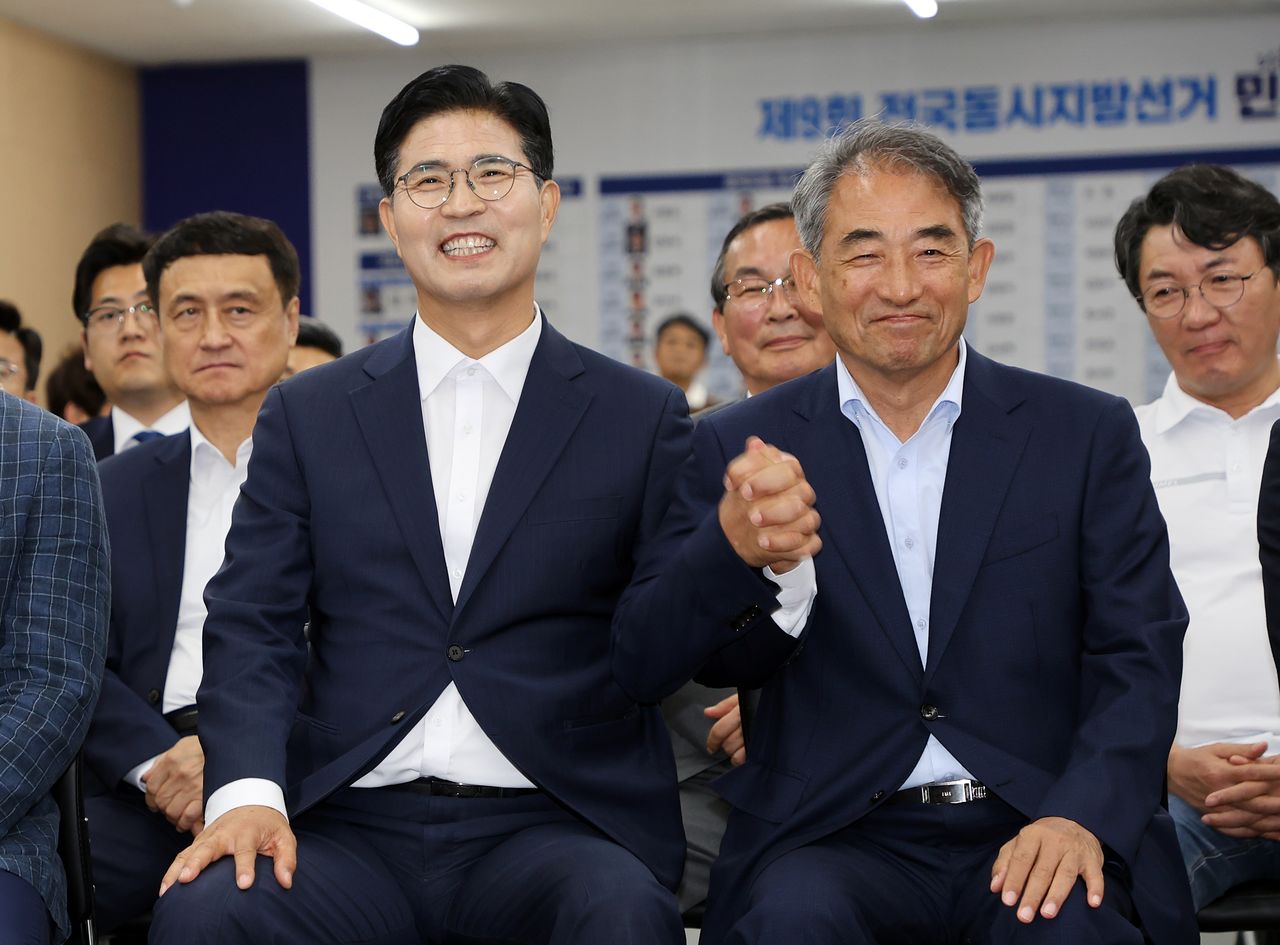 = 더불어민주당 이원택 전북자치도지사 후보가 3일 전주시 완산구 효자동 민주당 전북도당 당사에서 제9회 전국동시지방선거 출구조사 결과를 지켜보고 있다. 오른쪽은 윤준병 민주당 전북도당위원장. 연합뉴스