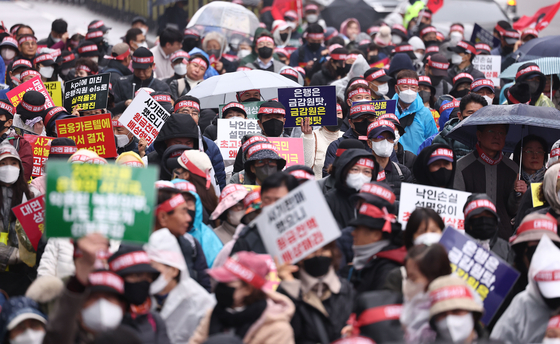 지난 2024년 3월 홍콩H지수(항셍중국기업지수) ELS 불완전판매 피해자들이 모여 시위하고 있다. 연합뉴스