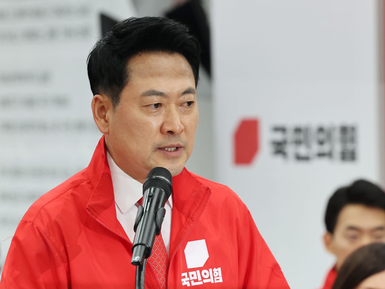 국민의힘 장동혁 상임선거대책위원장이 3일 여의도 중앙당사 개표상황실에서 투표용지 부족 사태와 관련한 긴급 기자회견을 하고 있다. 연합뉴스