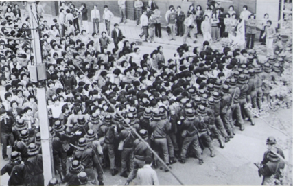 1980년 5월 광주민주화 항쟁 당시 시위를 벌이다 경찰과 충돌하는 광주 시민들 모습. 연합뉴스