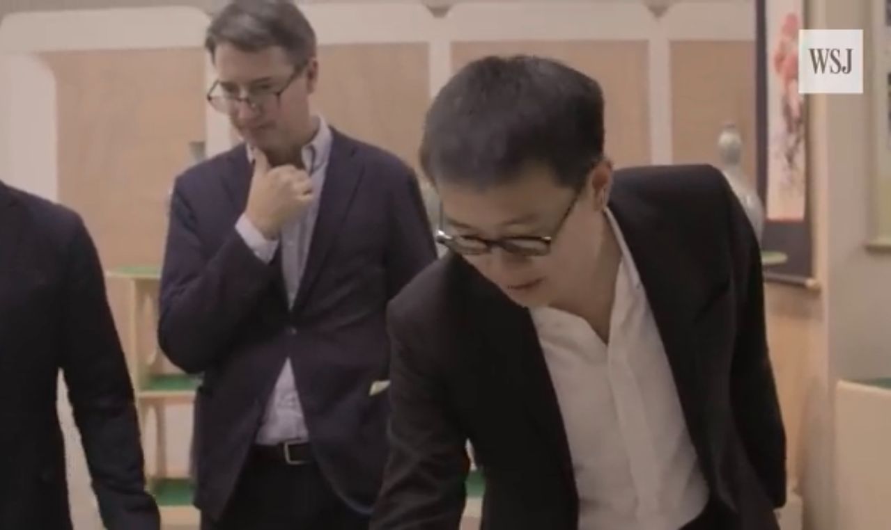 지난 2017년 도널드 트럼프 1기 화염과 분노로 불리는 대북 압박이 고조됐을 당시 북한의 초청으로 평양을 방문한 조너선 청(오른쪽) 월스트리트저널(WSJ) 당시 서울 지국장이 전시물을 살피고 있다. 사진 WSJ 캡처 
