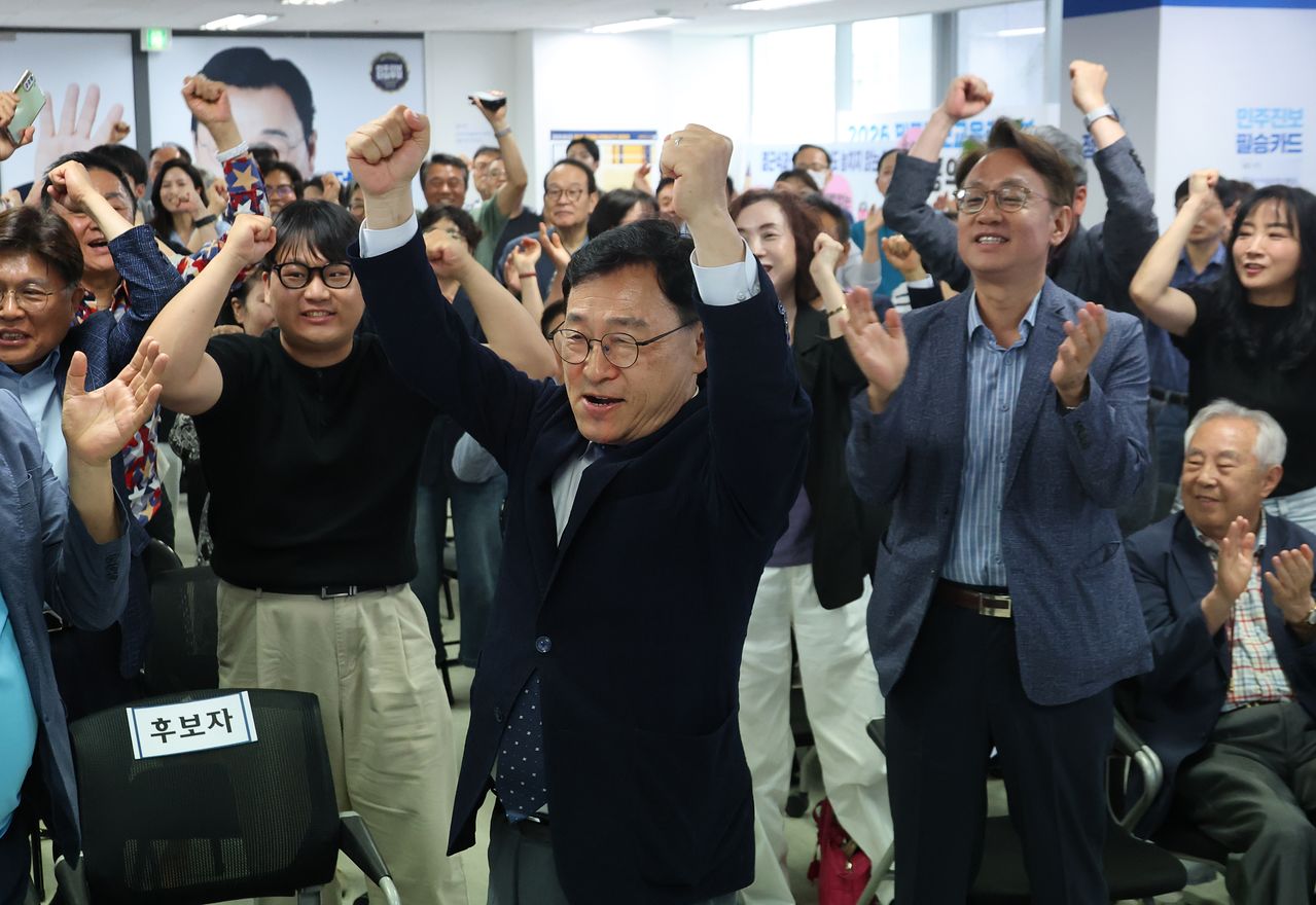 제9회 전국동시지방선거가 치러진 3일 정근식 서울시 교육감 후보가 서울 종로구 안국동 본인의 선거 사무실에서 투표 출구조사 결과 방송을 시청하며 환호하고 있다. 연합뉴스
