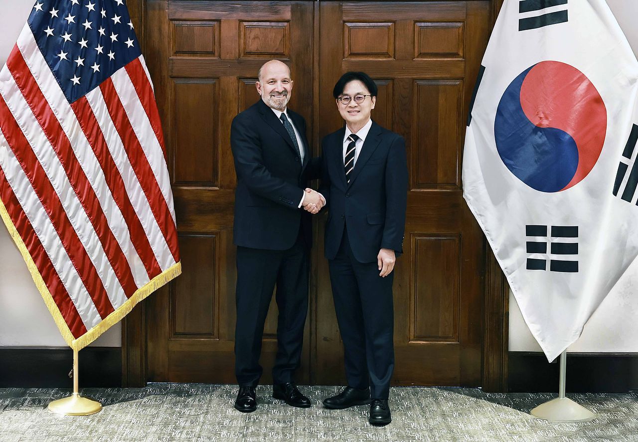 김정관 산업통상부 장관이 지난달 8일(현지시간) 미국 워싱턴 DC 상무부 회의실에서 하워드 러트닉 미국 상무부 장관과 기념 촬영하고 있다. 사진 산업통상부