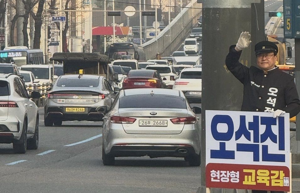 오석진 대전교육감 후보가 교복을 입고 선거 운동을 하고 있다. 사진 오석진 후보 캠프