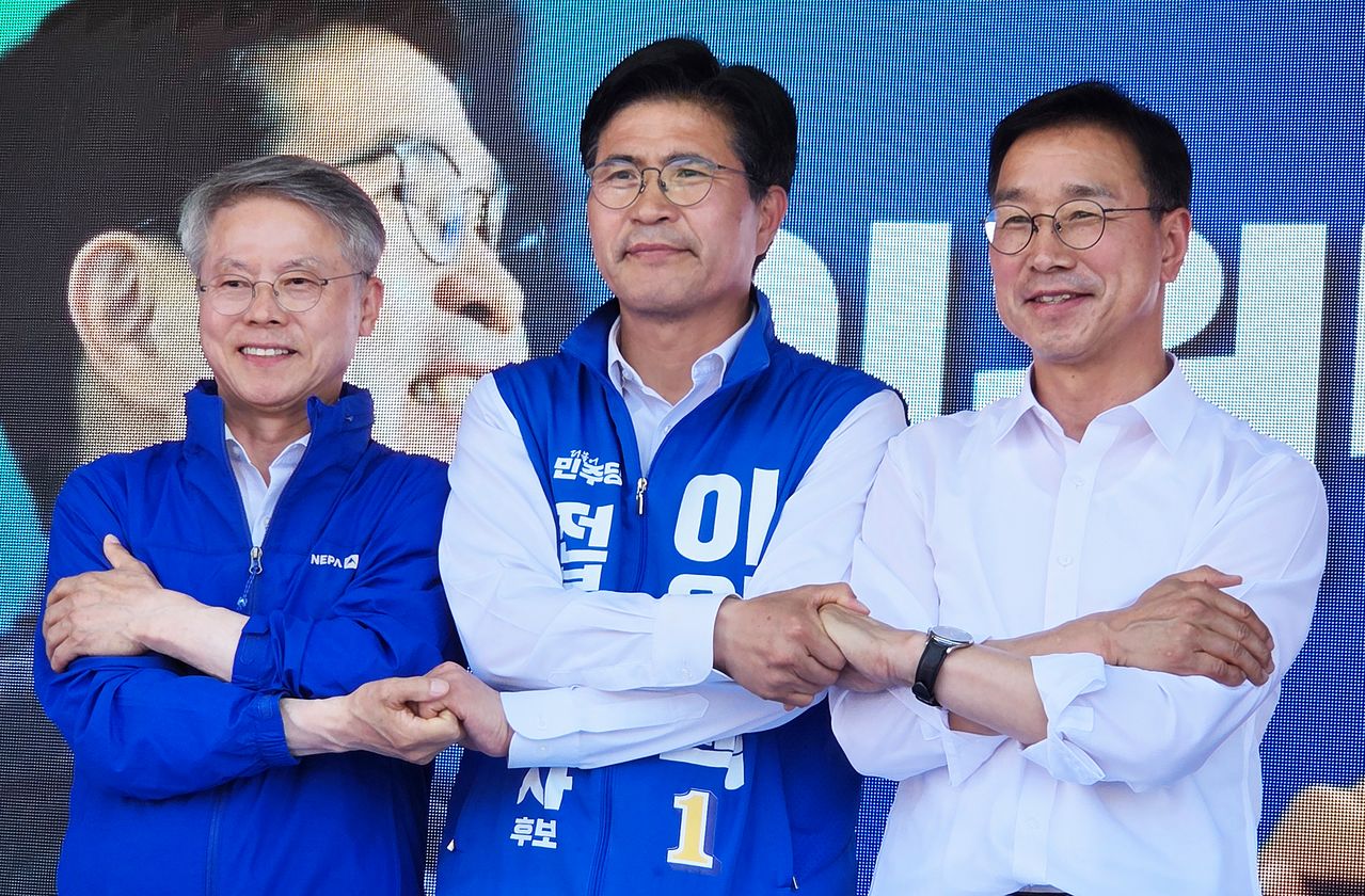 더불어민주당 민형배 전남광주통합특별시장 후보와 이원택 전북특별자치도지사 후보, 위성곤 제주특별자치도지사 후보(왼쪽부터)가 지난달 31일 전북 전주시 모래내시장에서 정책 협약식을 열고, 전북·전남광주·제주를 잇는 초광역 협력체계 구축을 위한 공동선언문을 채택한 뒤 기념사진을 찍고 있다. 연합뉴스