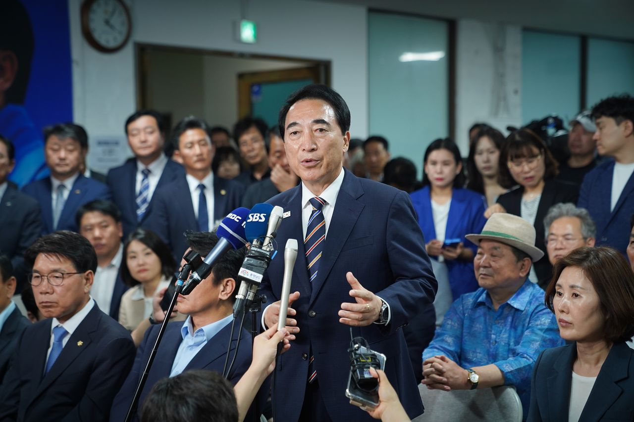 더불어민주당 박수현 충남지사 당선인이 4일 새벽 충남 천안시 선거사무실에서 당선 인터뷰를 하고 있다. [사진 박수현 캠프]