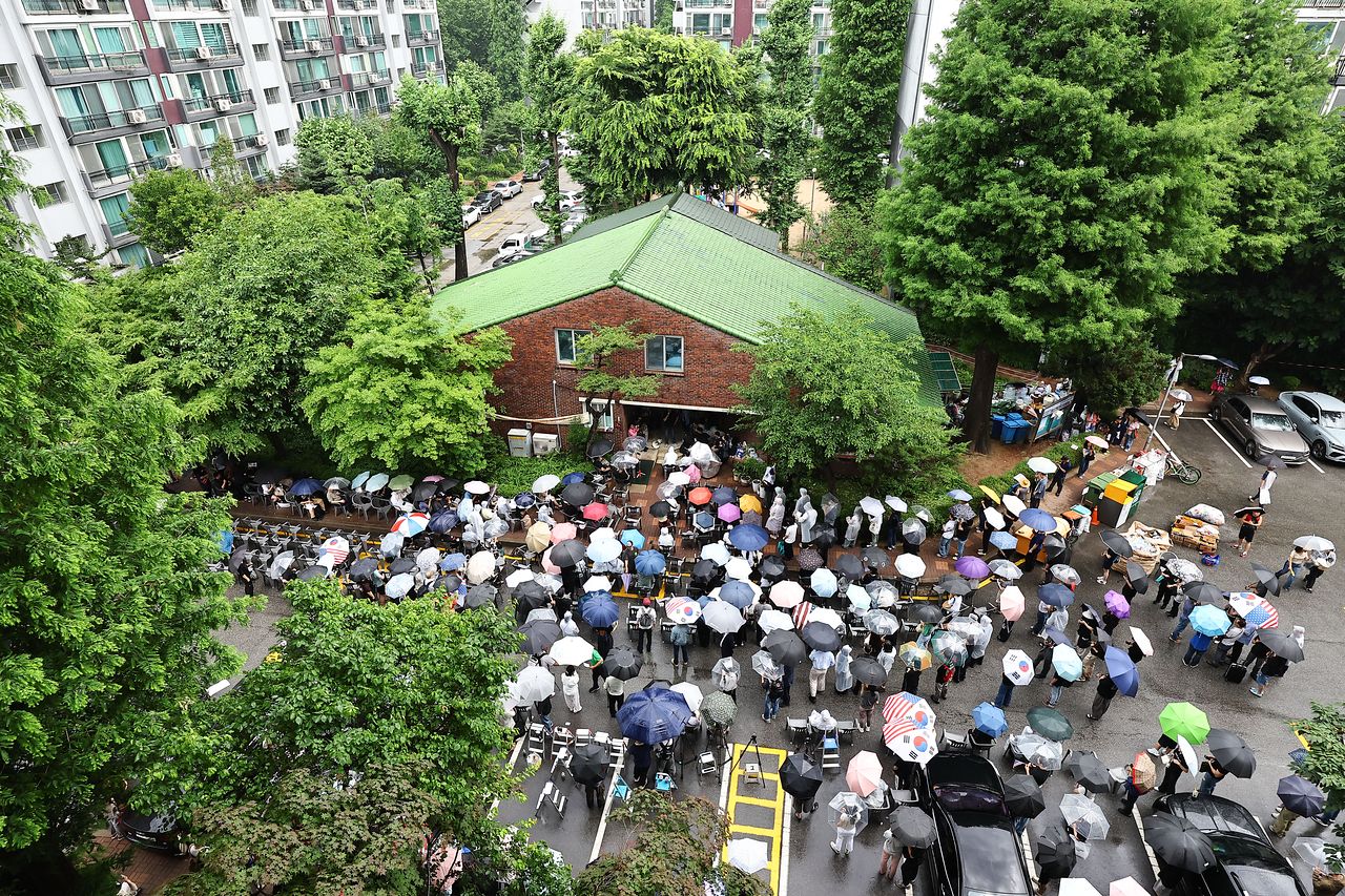 4일 서울 송파구 잠실7동 제2투표소 앞에서 시민들이 부정선거를 외치며 입구를 봉쇄하고 있다. 김종호 기자