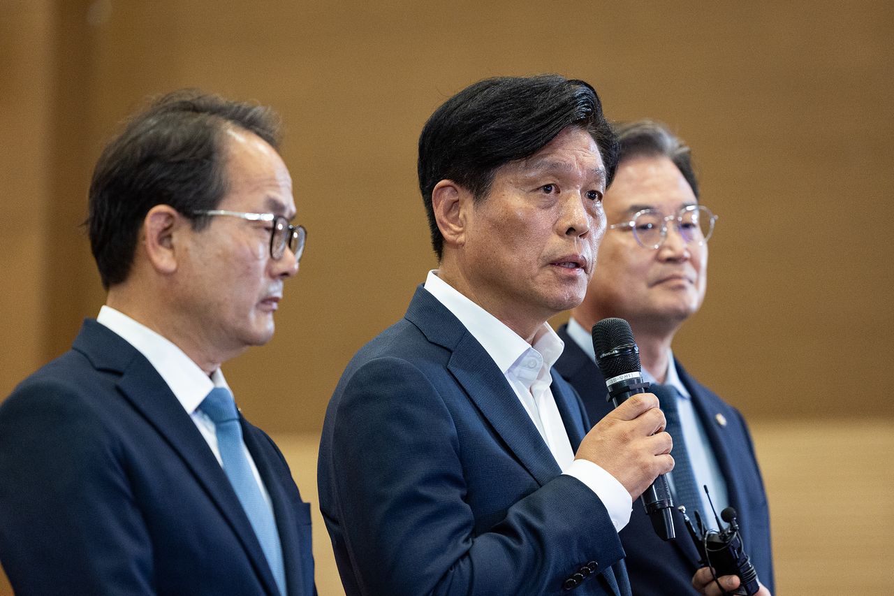 조승래 더불어민주당 총괄선대본부장(사무총장)이 3일 서울 여의도 국회 의원회관에 마련된 제9회 전국동시지방선거 및 국회의원 재보궐 선거 개표종합상황실에서 개표 상황 관련 당 입장을 브리핑하고 있다. 왼쪽부터 더불어민주당 강준현 수석대변인, 조 총괄선대본부장, 이연희 중앙선거대책위원회 전략본부장. 뉴스1
