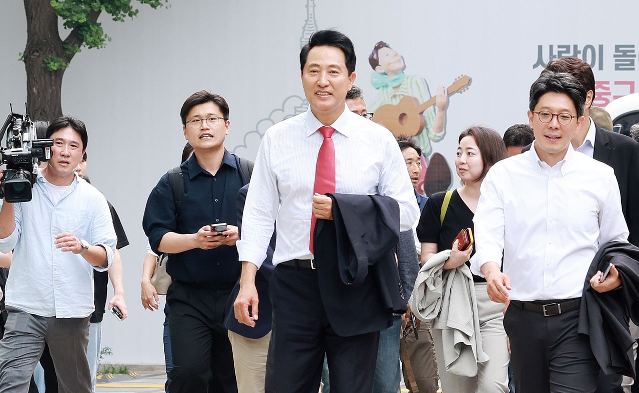 오세훈 국민의힘 서울시장 당선인이 4일 서울시청으로 발걸음을 옮기고 있다. 뉴스1