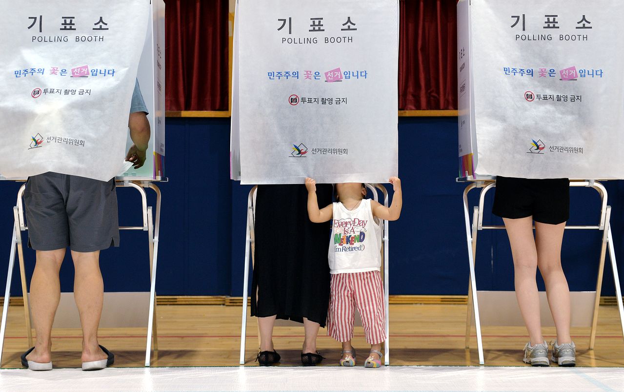 제9회 전국동시지방선거 투표일인 3일 오후 대전시 서구 서일여자고등학교 체육관에 마련된 투표소를 찾은 유권자들이 소중한 한 표를 행사하고 있다. 기사와 직접적인 관련 없음. 김성태 객원기자