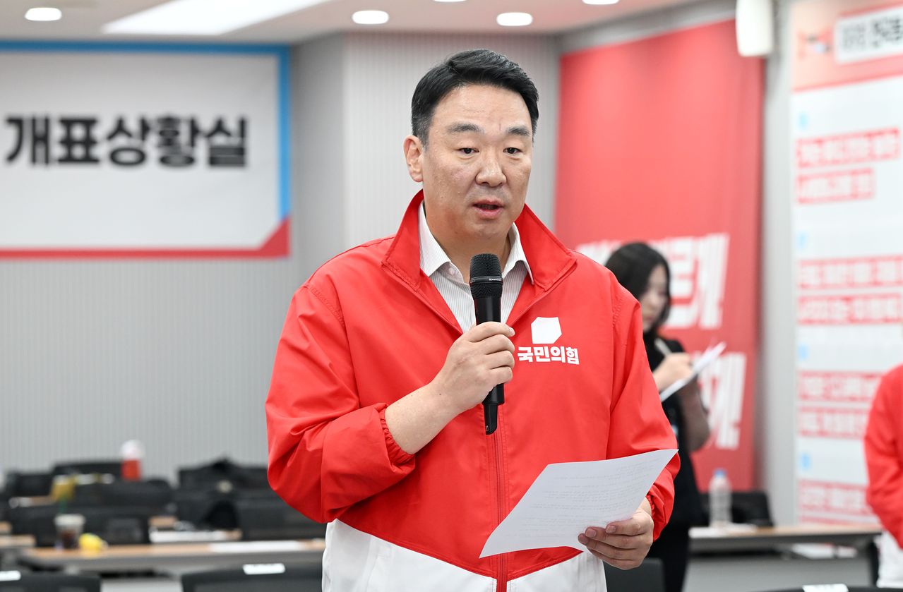 정희용 국민의힘 선거대책본부장이 3일 서울 여의도 국민의힘 중앙당사에서 긴급기자회견을 열고 ‘송파구의 투표용지 부족’ 관련 입장 발표를 하고 있다. 뉴스1