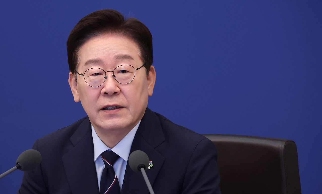 이재명 대통령이 2일 청와대에서 열린 제24회 국무회의 겸 제11차 비상경제점검회의에서 발언을 하고 있다. 뉴스1