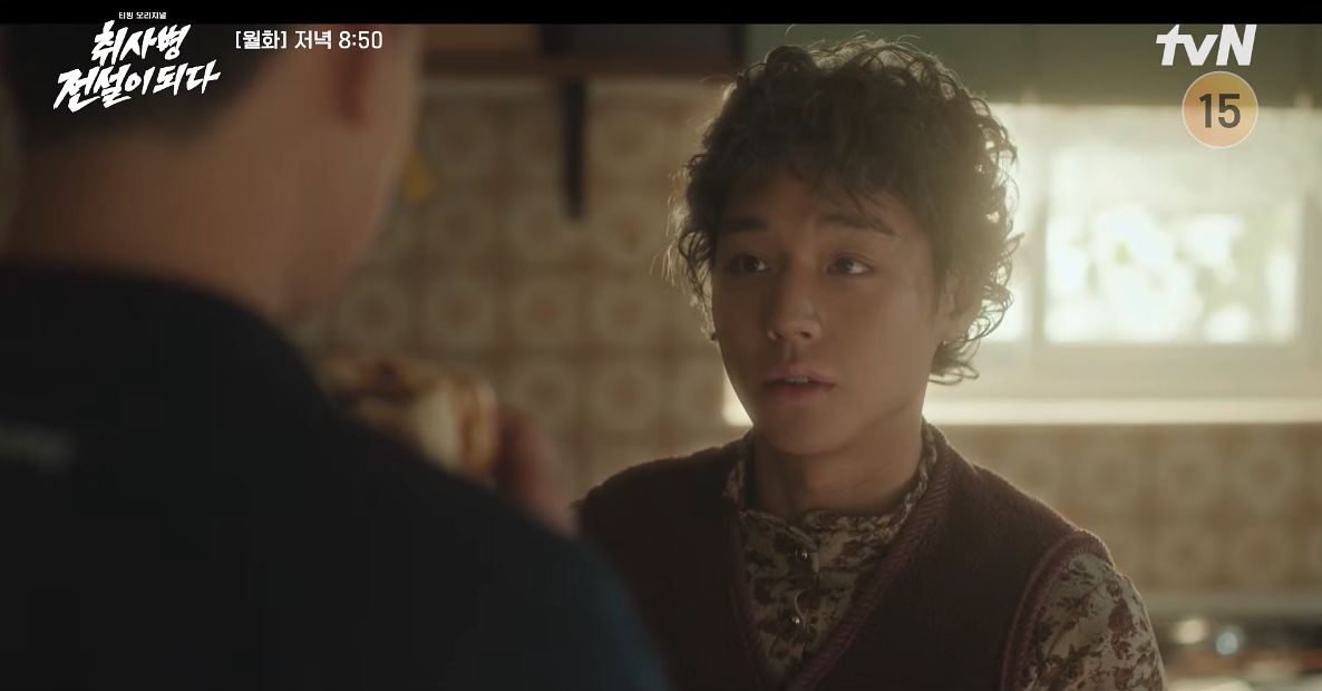 '취사병 전설이 되다' 7화 속 한 장면. 김관철 상병(강하경)의 추억 회상 장면에 강성재(박지훈)가 김 상병의 할머니 모습으로 나타난다. [사진 tvN 유튜브]