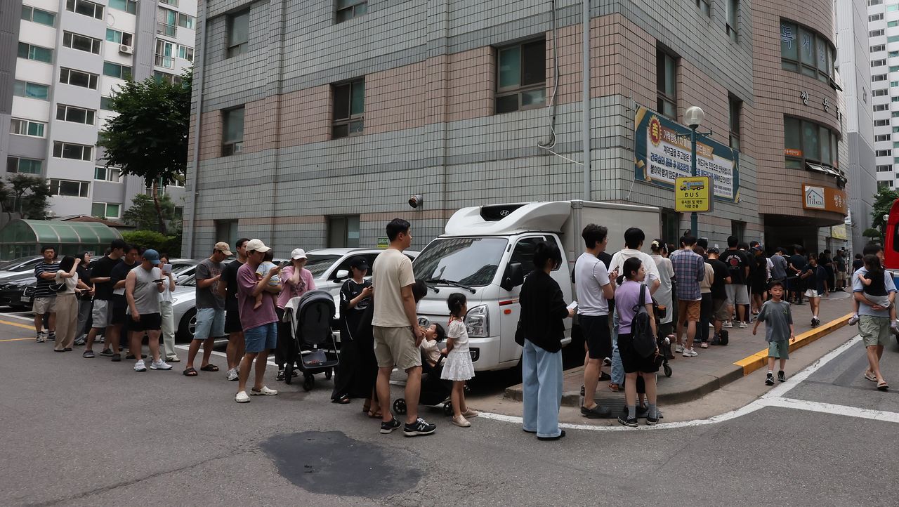 6·3 지방선거 본투표일인 지난 3일 투표용지 부족 사태가 발생한 서울 송파구 가락2동 제3투표소에서 유권자들이 투표를 하기 위해 길게 줄을 서며 대기하는 모습. 뉴스1