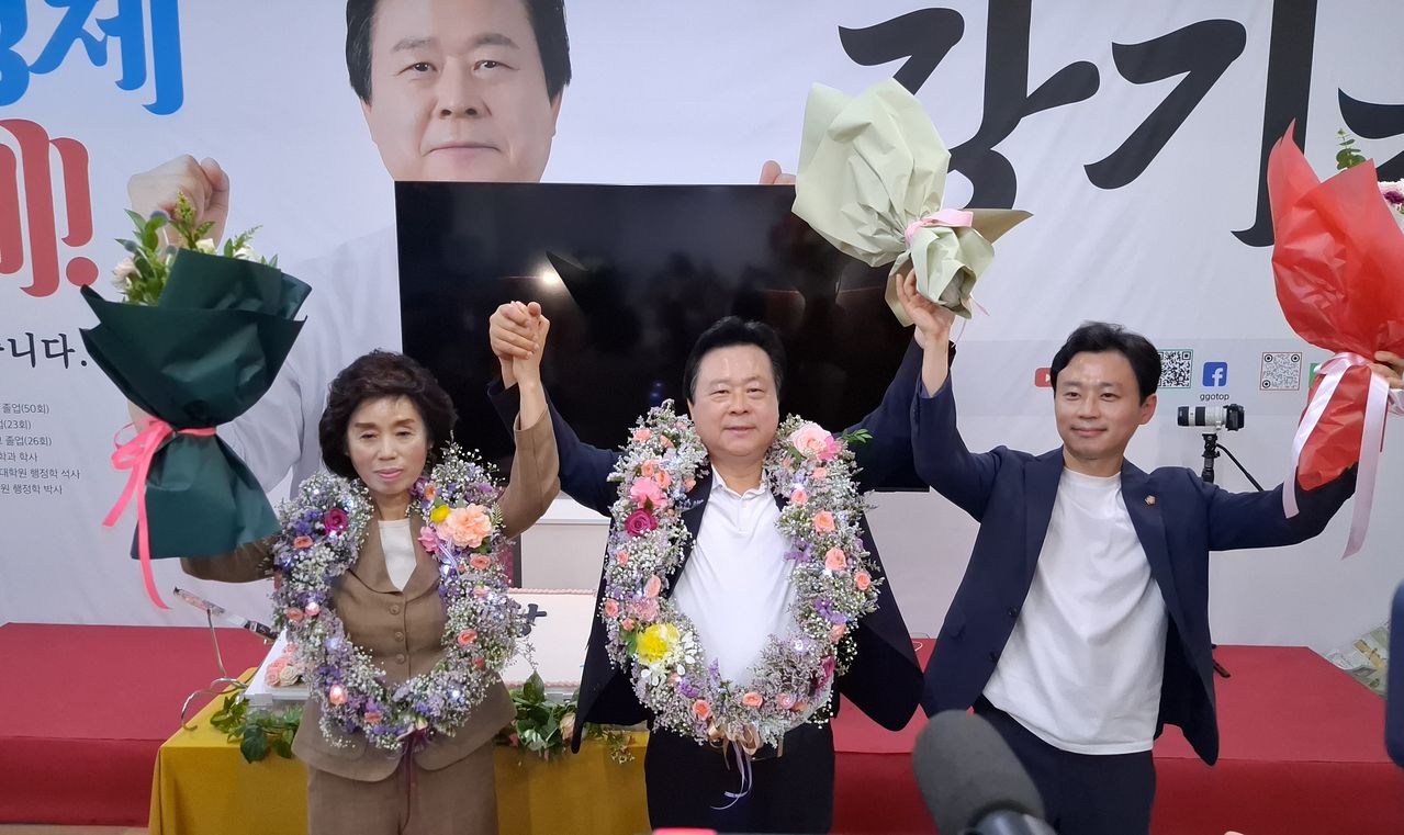 강기윤 창원시장 당선인이 아내와 아들과 함께 당선이 확정된 뒤 기뻐하고 있다. 사진 강기윤 국민의힘 창원시장 당선인 캠프