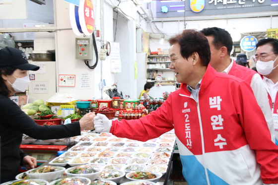 박완수 국민의힘 경남지사 후보가 지난달 22일 경남 창원시 소답시장에서 시민과 인사하고 있다. 사진 박완수 후보 캠프