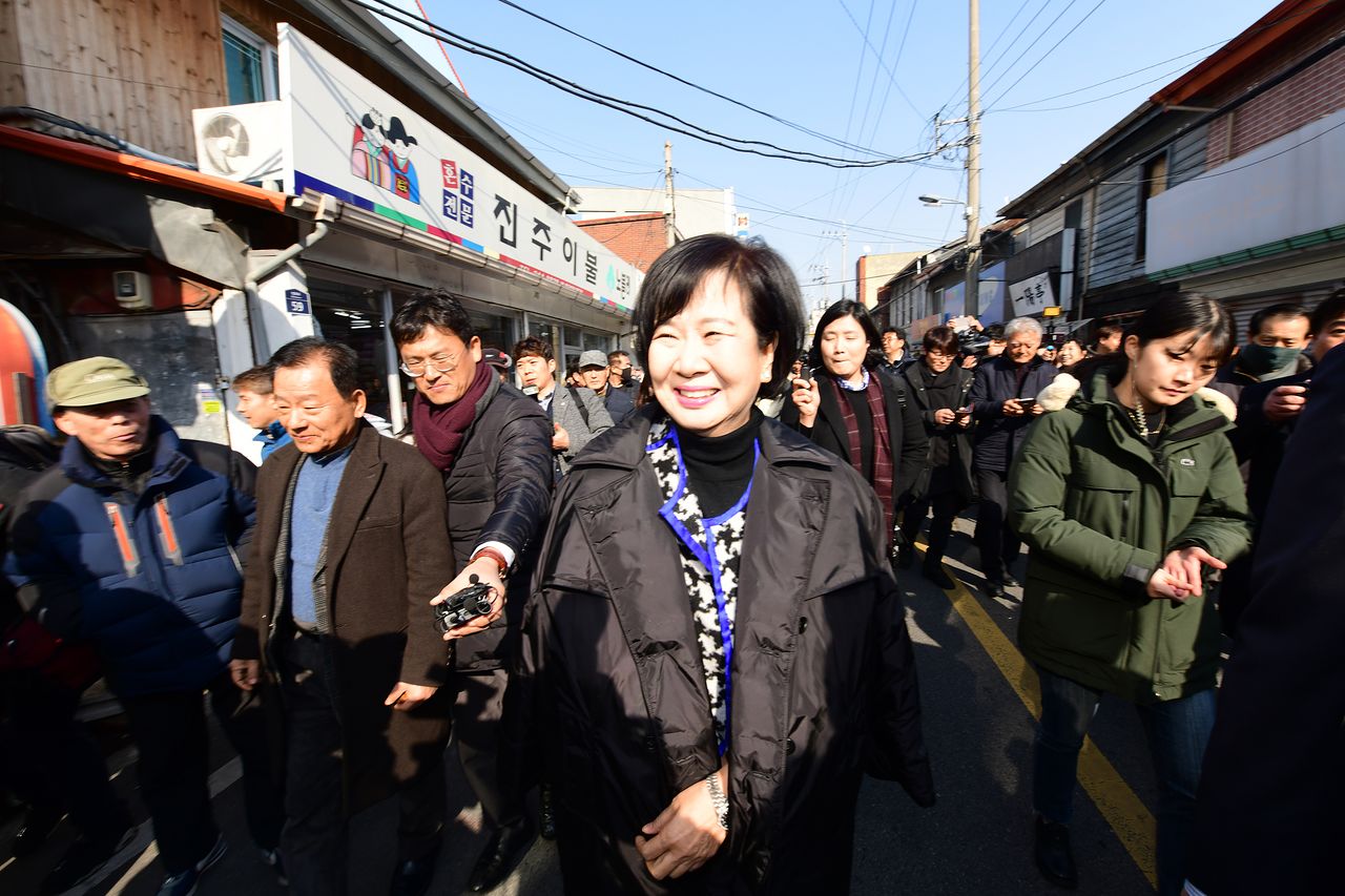 손혜원 전 국회의원이 2019년 1월 23일 전남 목포시 근대역사문화공간에서 부동산 투기 의혹과 관련한 해명 기자회견을 하기에 앞서 시민들과 인사하고 있다. 연합뉴스