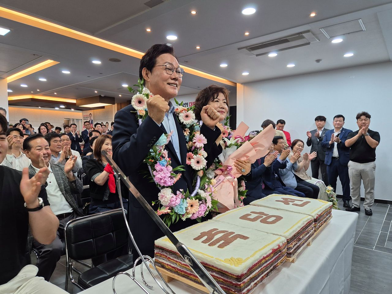 박완수 국민의힘 경남지사 후보가 4일 오전 경남 창원시 성산구에 있는 선거사무소에서 당선이 확정되자, 꽃목걸이를 목에 건 채 화이팅 자세를 취하고 있다. 안대훈 기자