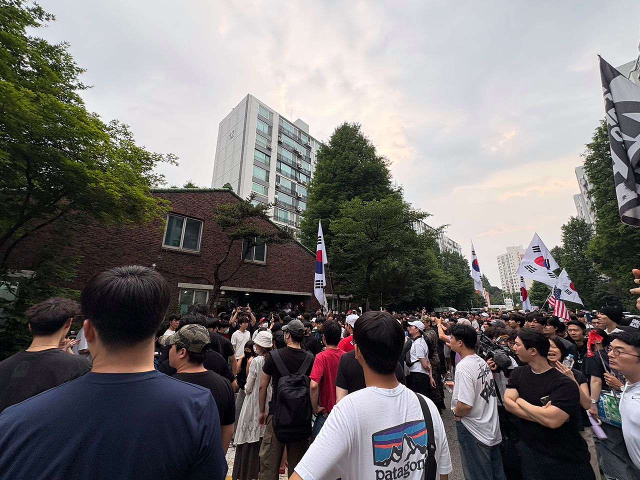 4일 오전 6시 서울 잠실 7동 개표소 앞에서 투표함 반출을 놓고 시민들과 선관위 직원들이 약 8시간 째 대치하고 있다. 김예정 기자