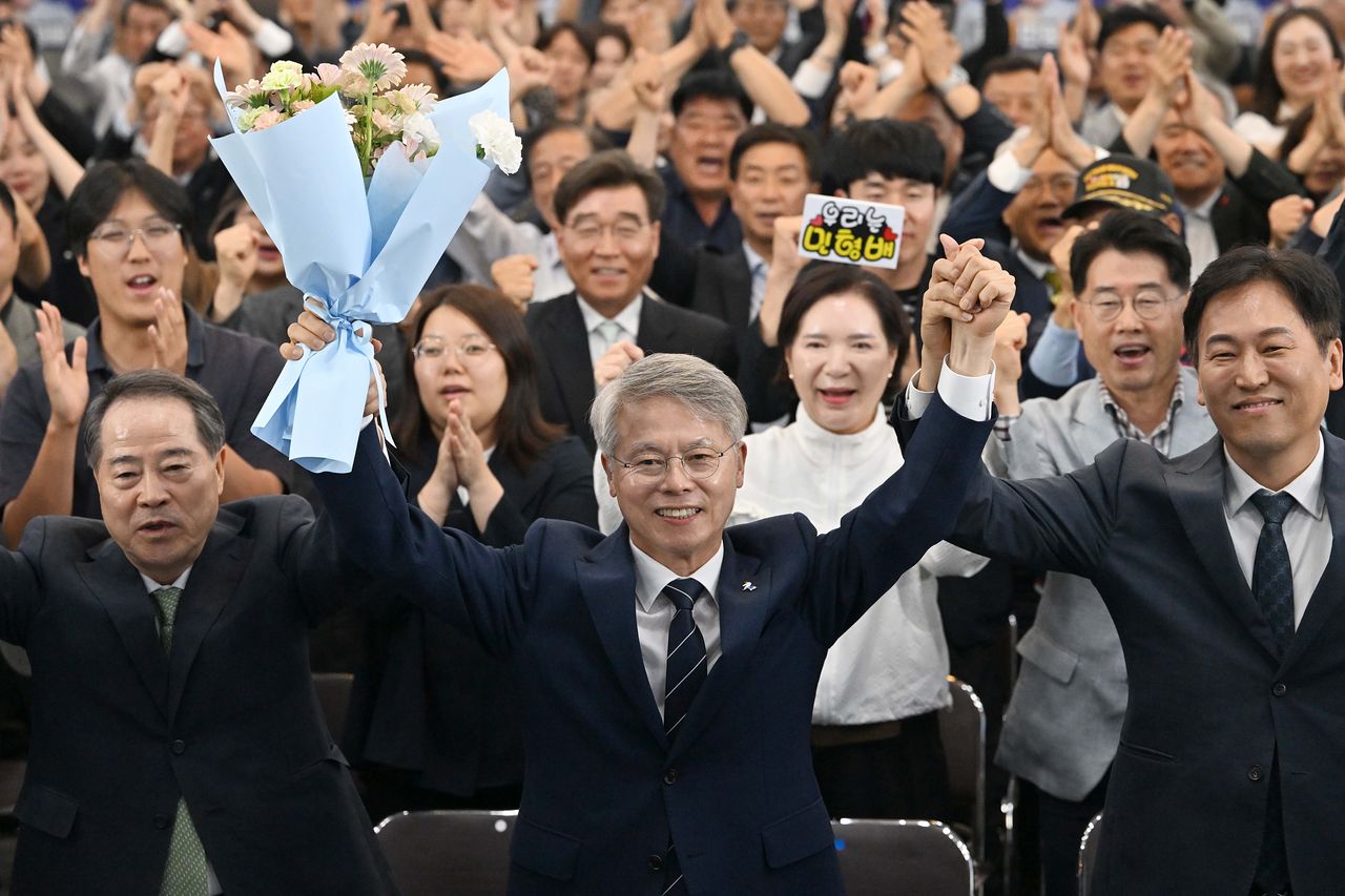 민형배 더불어민주당 전남광주통합특별시장 후보(가운데)가 3일 당선이 확실해지자 지지자들과 기뻐하고 있다. [뉴시스]