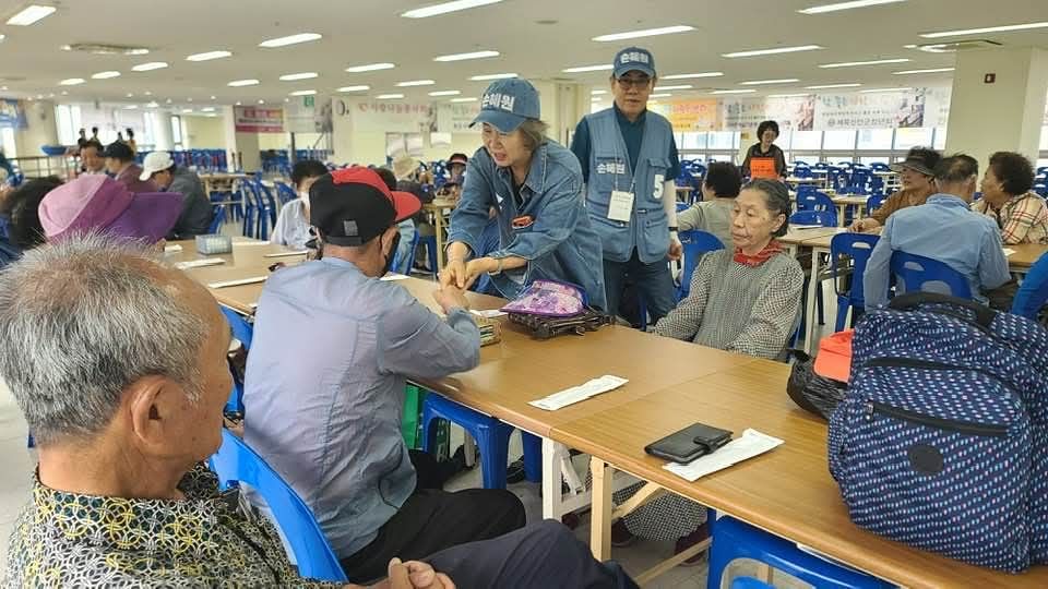 손혜원 무소속 전남 목포시의원 후보가 유권자들에게 지지를 호소하고 있다. 손혜원 페이스북 캡처